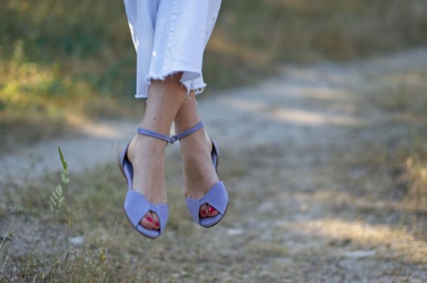 La modelo de Bohemian Shoes posa con unas sandalias malvas modelo Alizée y unos pantalones jeans blancos