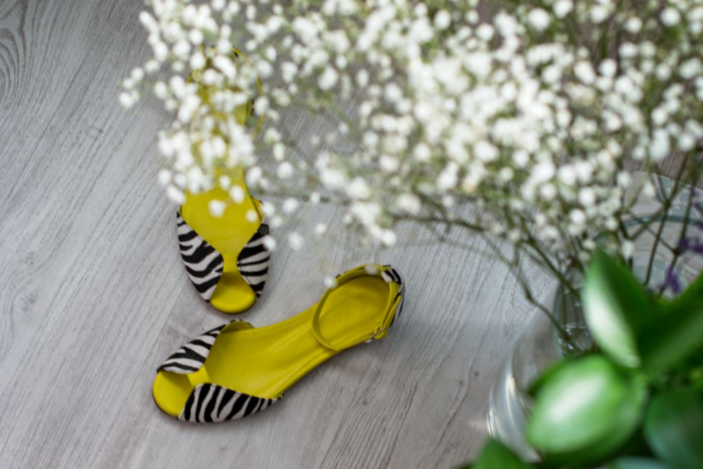 Sandalias planas de mujer modelo Alizée de Bohemian Shoes con estampado animal print cebra
